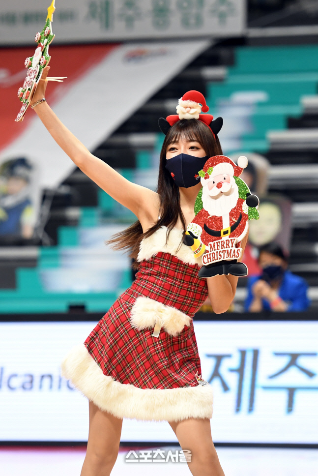 [포토]오리온 치어리더, 흥겹게 크리스마스 분위기로!