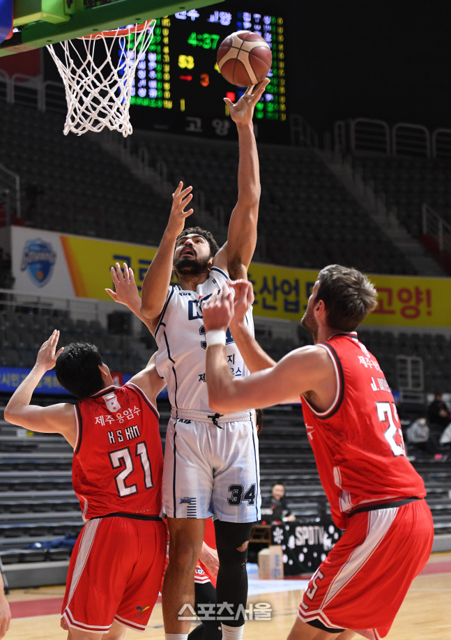 [포토]골밑 장악하는 KCC 타일러 데이비스