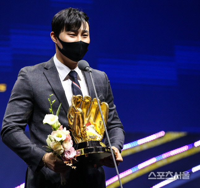 [포토] 키움 김하성, 최고 유격수 인증하는 황금 장갑!