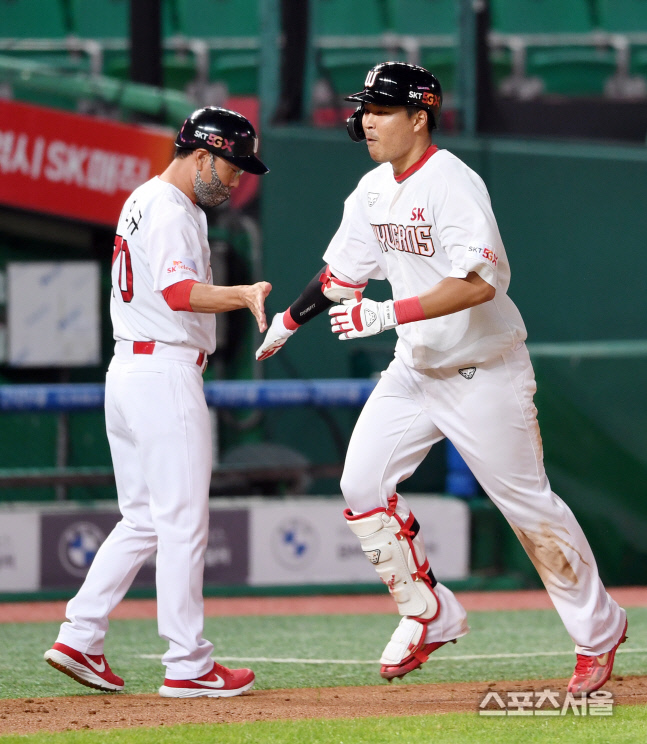 [포토]투런포로 역전에 성공하는 SK 한동민