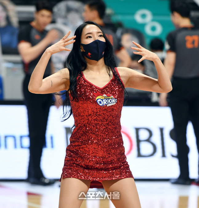 [포토] 오리온 치어리더 '농구장 후끈 달구는 정열'