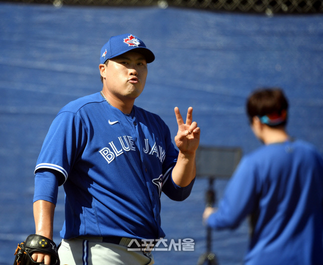 [포토] 류현진 \'그립 체크 좀 하고\'