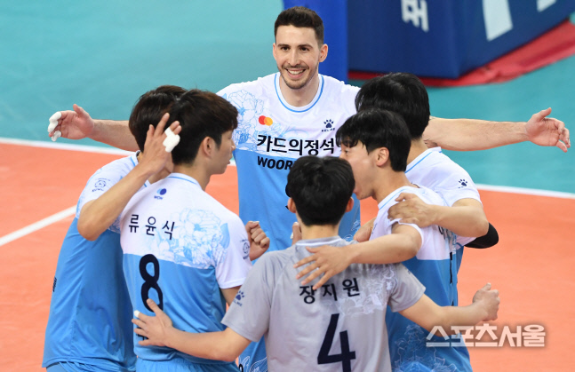 [포토] 우리카드 알렉스, 오늘 컨디션 좋아요~