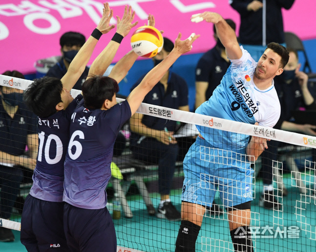 [포토] 우리카드 알렉스, 블로킹 위로 때리는 스파이크!