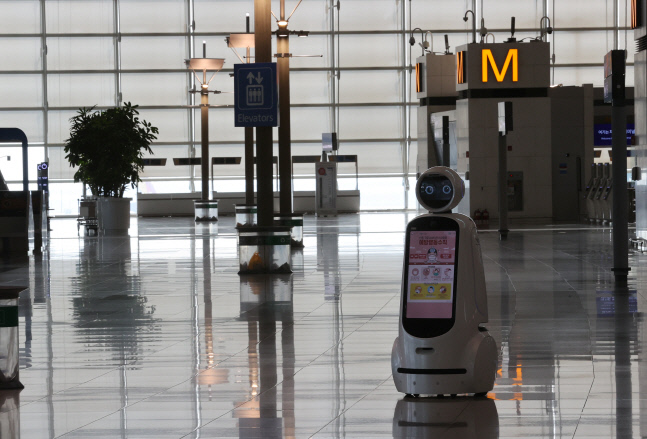 '사망 후 확진' 영국발 입국자 가족 2명도 양성