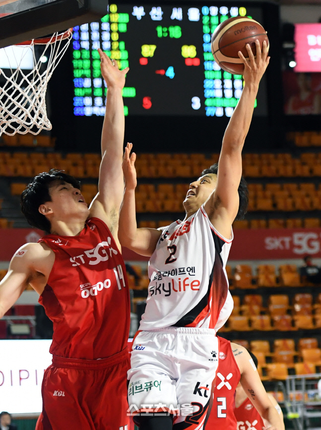 [포토]KT 허훈, 과감한 골밑 공격