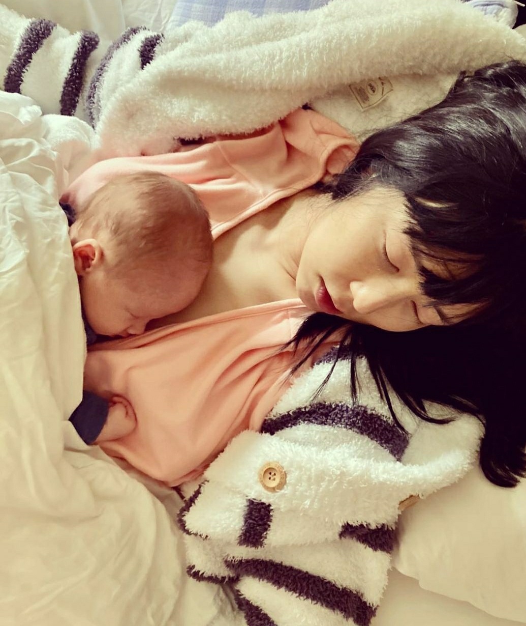 "자도 자도 졸려" 사유리, 아들과 곤히 잠든 엄마[★SNS]