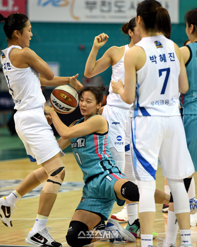 [포토] 신지현-박지현 '치열한 볼다툼'