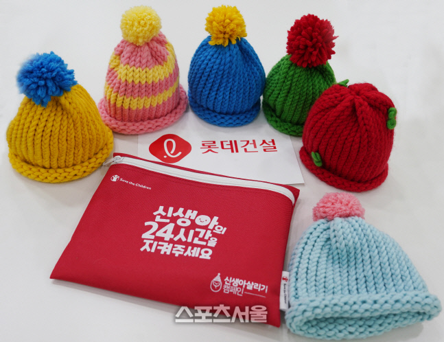 [사진2] 롯데건설 임직원, _신생아 모자 뜨기_ 캠페인 참여
