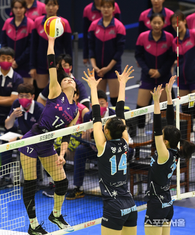 [포토] 흥국생명 이재영, 비틀어 때리는...스파이크!