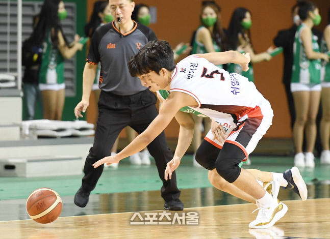 [포토]박지원-이준희, 치열한 볼다툼