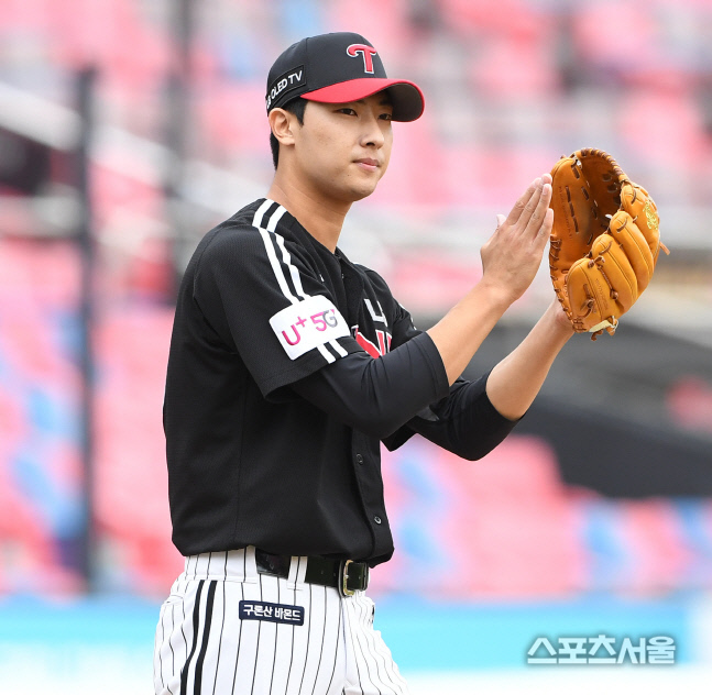 [포토] LG 이정용, 호수비에 힘이 난다~