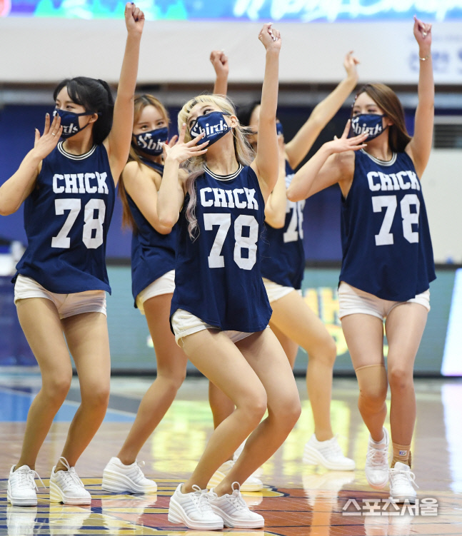 [포토] 신한은행 치어리더, 한파 녹이는 응원!