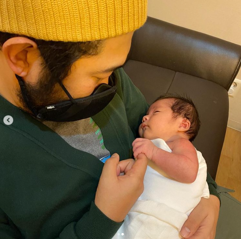 "생애 첫 오프숄더, 그리스에서 태어난 줄" 김기방, 생후 20일 첫 예방접종 아들과 눈맞춤 