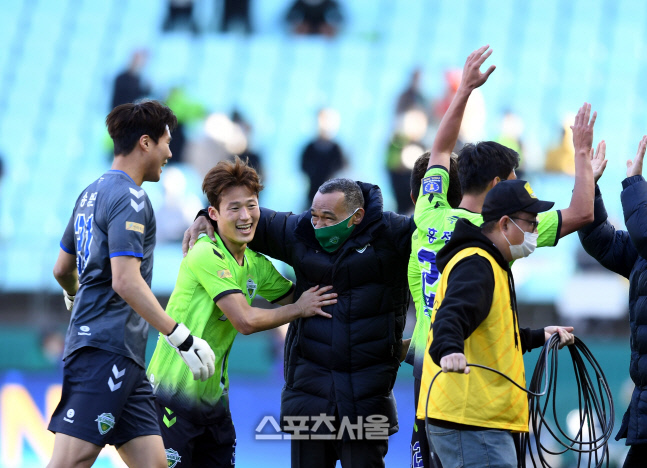 [포토] 모라이스 감독-손준호 \'우리가 또 우승이다\'
