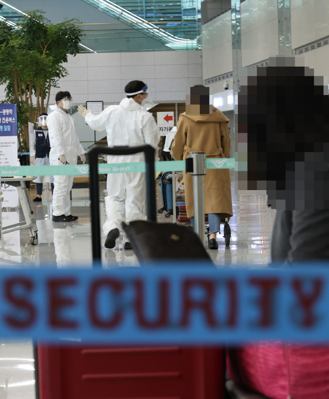 [속보] 신규확진 967명, 사흘만에 1천명 아래…사망 21명 늘어 총 900명