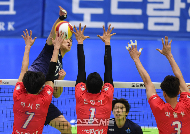 [포토]대한항공 임동혁의 과감한 공격