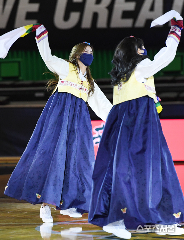 [포토] 삼성 치어리더, 새해를 알리는 응원~