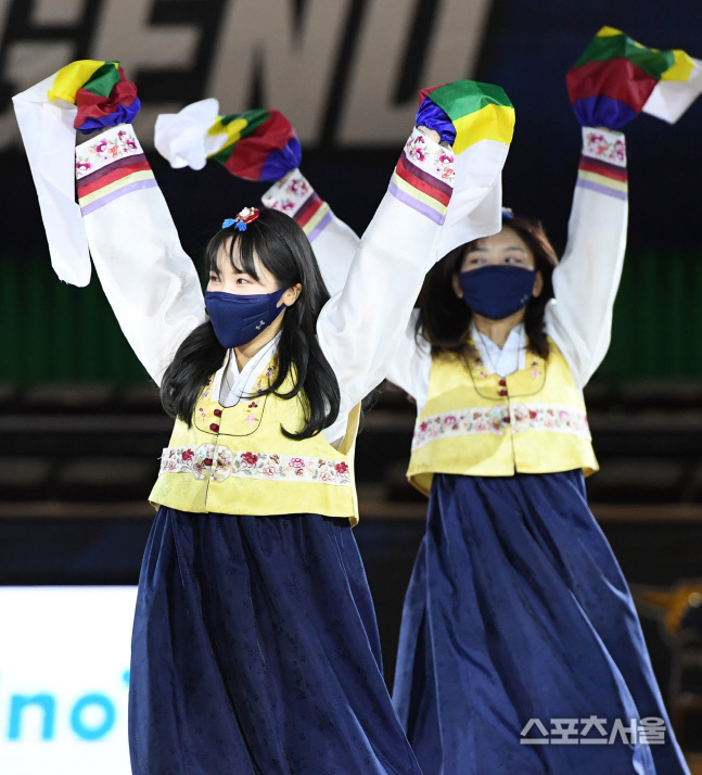 [포토] 삼성 치어리더, 새해 맞아 덩실덩실~