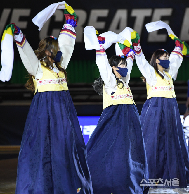 [포토] 삼성 치어리더, 2021년을 맞는 한복 공연!