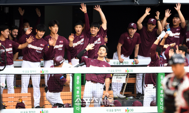 [포토]김하성 선제 스리런에 키움 덕아웃 분위기 후끈!