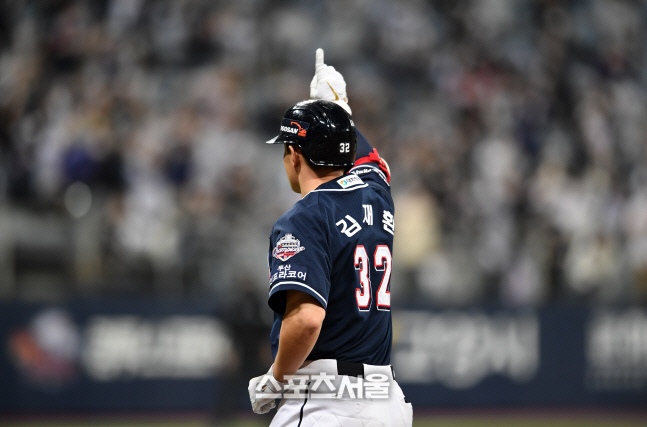 [포토]두산 4번 타자의 위용, 김재환 3안타