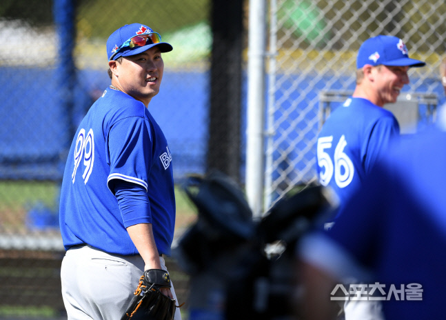 [포토] 류현진 \'불펜 피칭 좋았어\'
