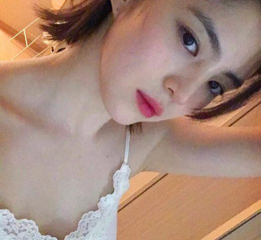 한소희, 개성 넘치는 일상 공개...고혹적 미모 자랑 [★SNS]