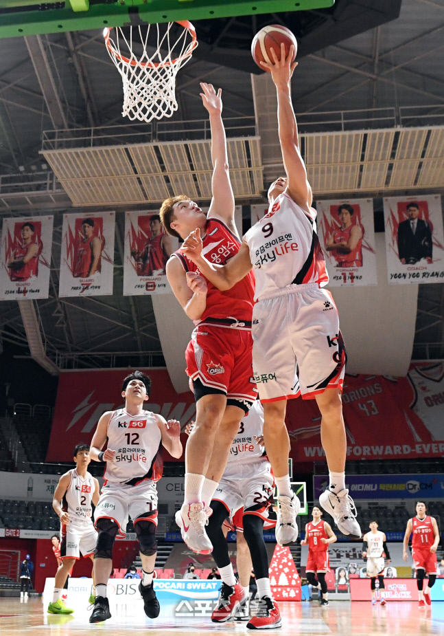 [포토]KT 김영환, 오리온 이승현의 마크를 피해...