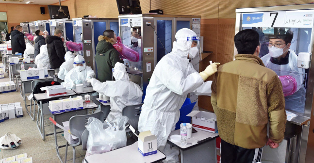 코로나 확진자 715명, 서울 사망자는 11명