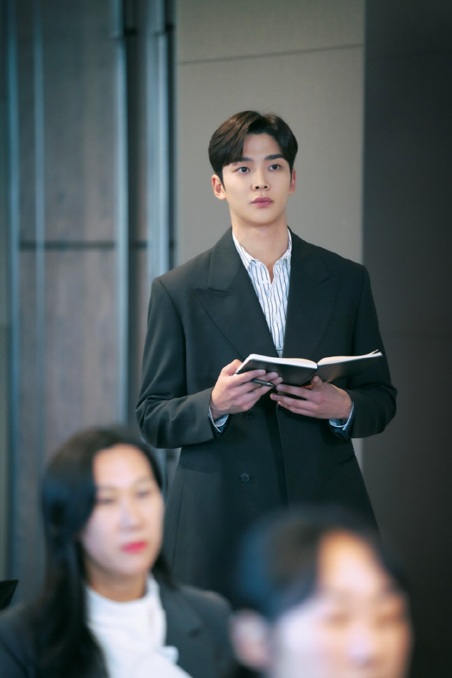 로운 매력 파헤치기! 그가 그리는 '선배 그 립스틱~' 채현승은