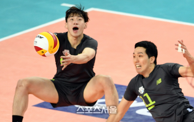 [포토]현대캐피탈 김선호-최민호, 공이 눈앞인데...