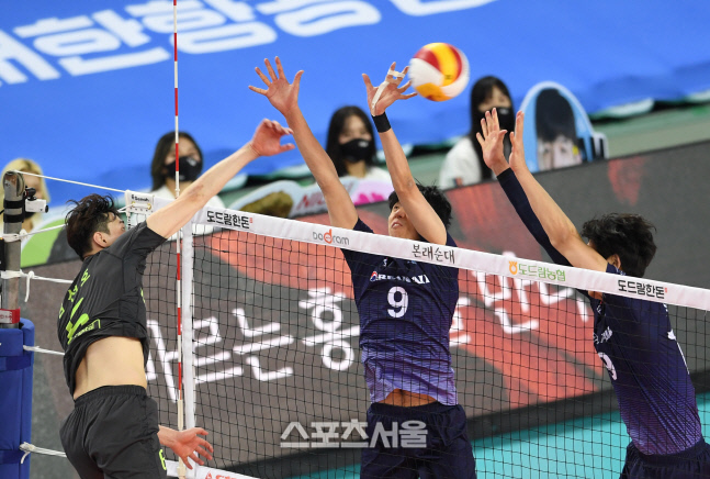 [포토]터치아웃 만들어내는 현대캐피탈 김선호