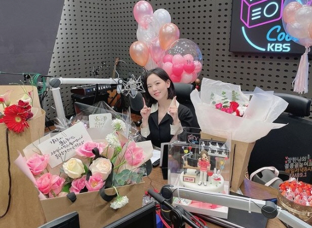 "'볼륨' DJ 일주년"…강한나, 꽃보다 예쁜 미모[★SNS]