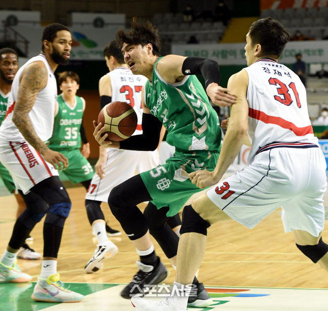 [포토] 김종규 '과감한 돌파'