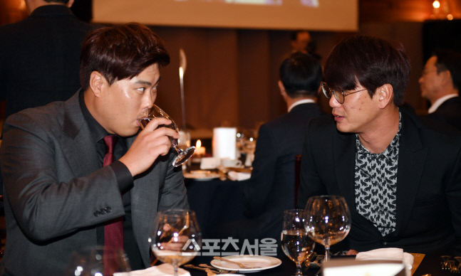 [포토] 김광현과 이야기 나누는 류현진