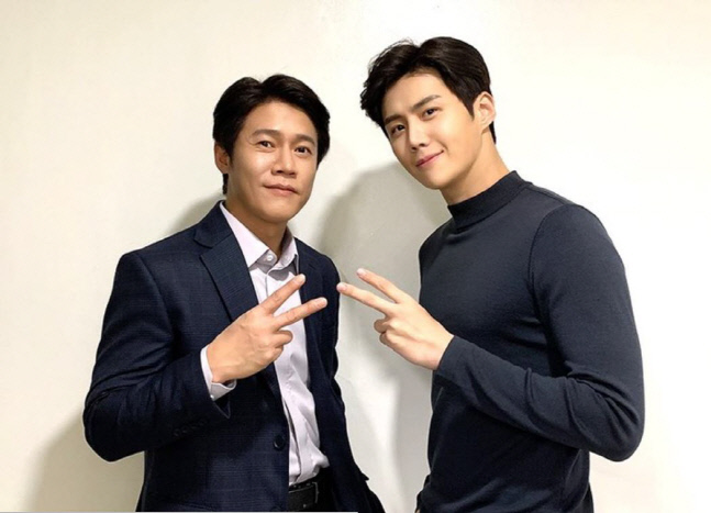 대세 배우 김선호 연극 '얼음'서 연기 변신 성공