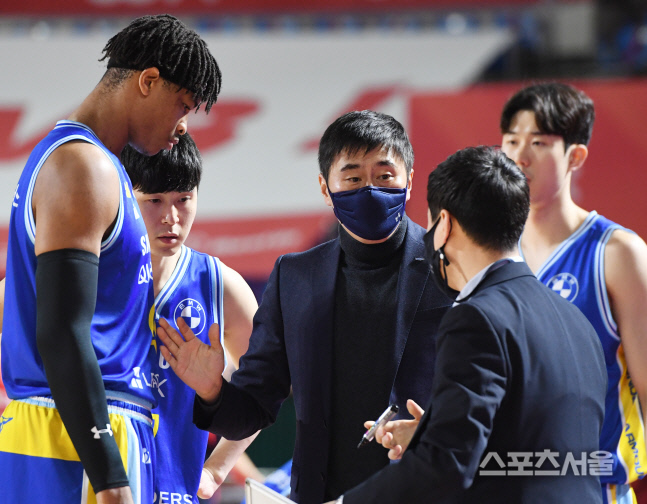 [포토] 삼성 이상민 감독, 힉스에게 말해줘...