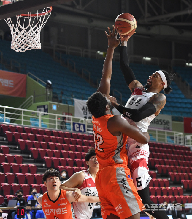 [포토] KGC 맥컬러, 과감한 공격!