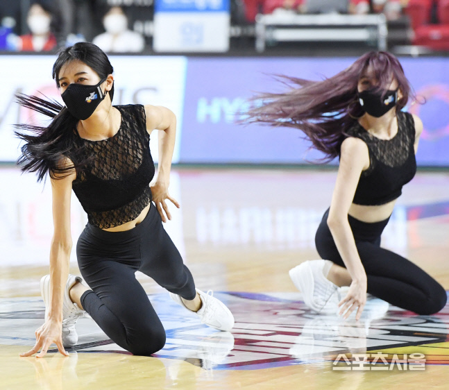 [포토] 전자랜드 치어리더, 코트를 달구는 응원!