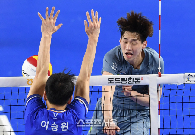 [포토]김선호의 공격 블로킹하는 이승원(현대캐피탈-삼성화재)