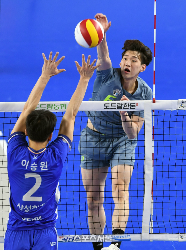 [포토]힘차게 공격하는 현대캐피탈 김선호