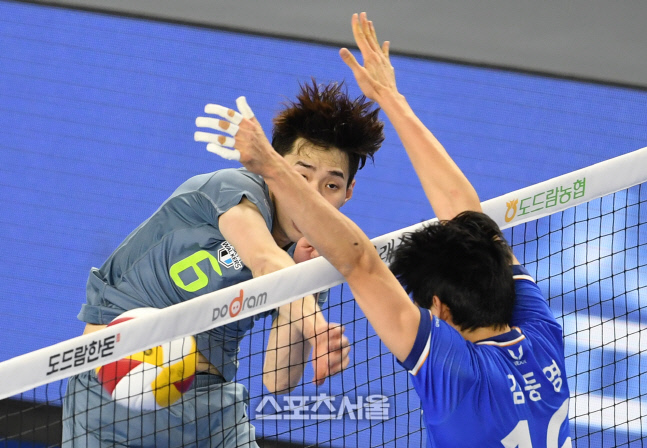 [포토]김선호의 공격 블로킹 하는 김동영(현대캐피탈-삼성화재)