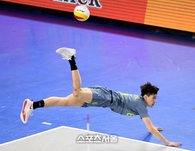 [포토]디그에 성공하는 현대캐피탈 김선호