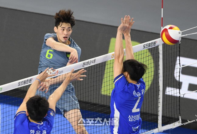 [포토]현대캐피탈 김선호, 이번엔 스트레이트로!