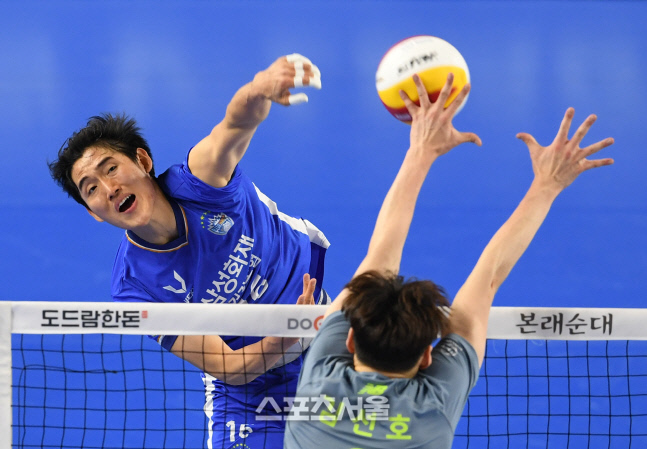 [포토]김선호의 손에 걸린 김동영의 공격