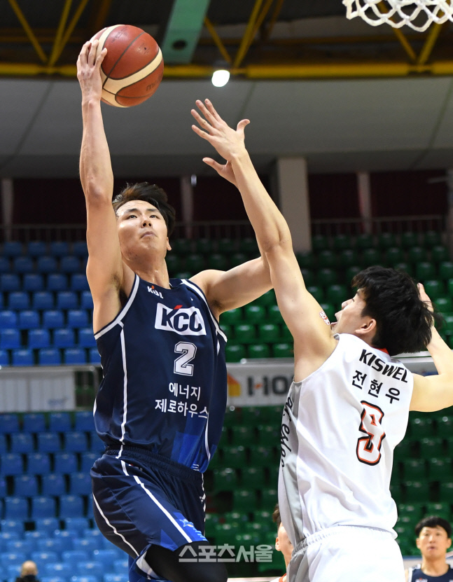[포토]KCC 송교창, 전자랜드 전현우의 수비를 피해...