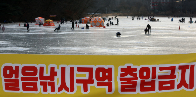 \'출입금지\' 호소에도 얼음낚시 삼매경