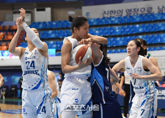 [포토]리바운드 잡아내는 우리은행 박지현