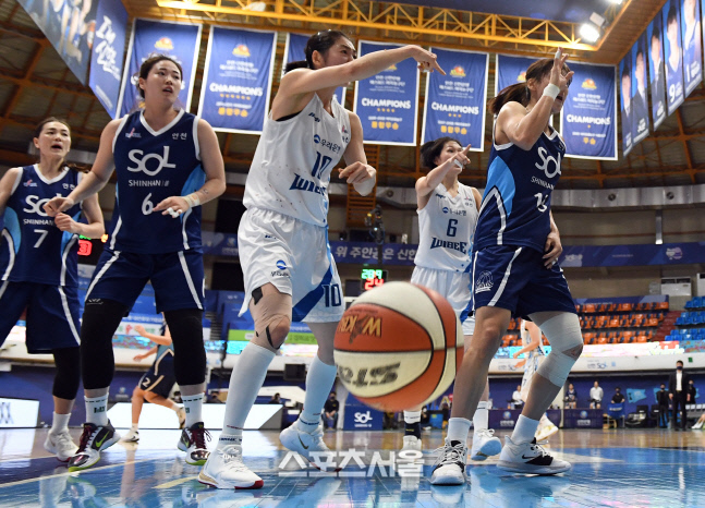 [포토]우리은행 홍보람-신한은행 김단비, 엇갈리는 터치아웃 주장